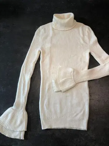 아이보리 리브 터틀넥 니트