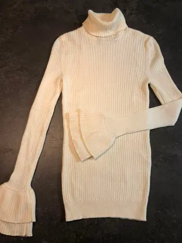 모스키노 리브 터틀넥 니트