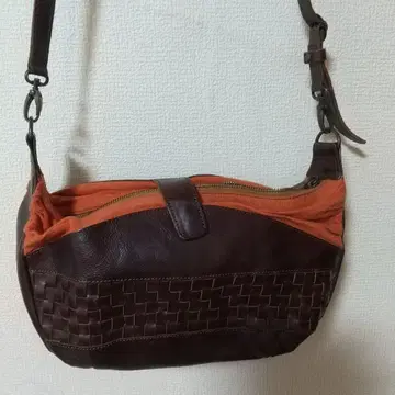 가죽 숄더백 오렌지와 브라운