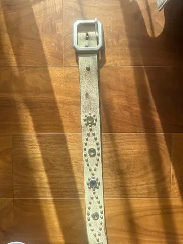 장식적인 크림색 벨트