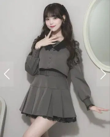 pium 레이스 리본 칼라 상의 / 벨트 포함 플리츠 프릴 미니 스커트