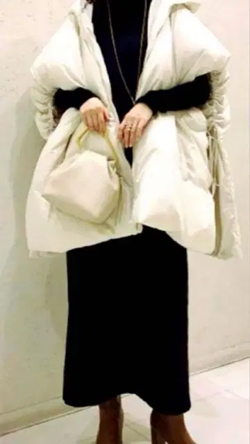 미라 오웬 미라 오웬 사이드 리본 다운 판초 베스트