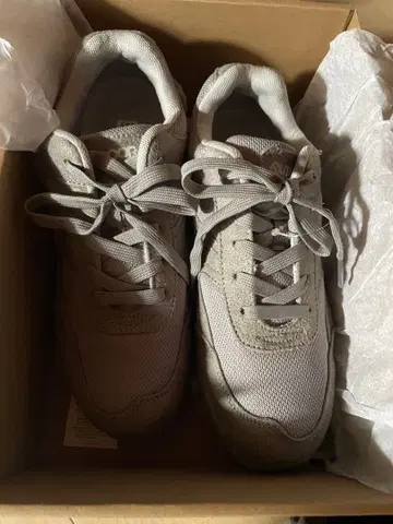 그레이 스웨이드 메쉬 스니커즈