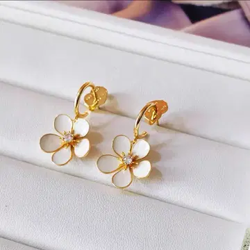 꽃 모양 골드 귀걸이