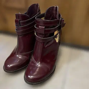 버건디 스트랩 부티 하이힐