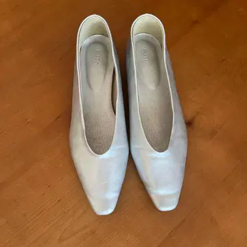 유나이티드 애로우즈 실버 가죽 스틸레토 플랫슈즈