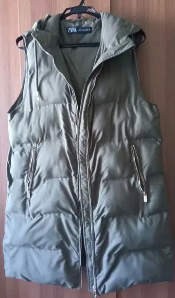 ZARA 올리브색 후드 부착 다운 베스트