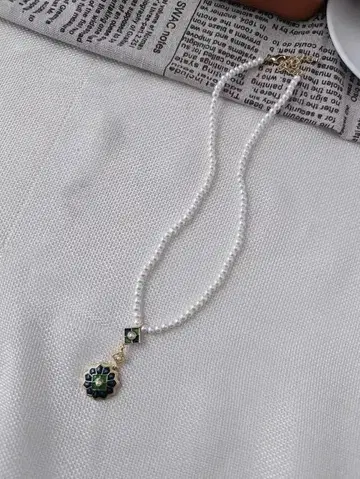 화이트 비즈 그린 컬러 펜던트 목걸이