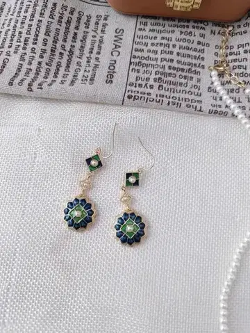 에나멜 기하학 패턴 귀걸이