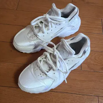 화이트 스포츠 스니커즈