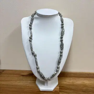 그레이의 무늬가 들어간 비즈 목걸이