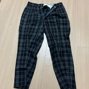 블랙과 그레이 체크 무늬 슬랙스