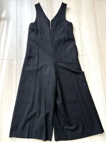 미사용 슬로브 이에나 울 혼방 V넥 슬리브리스 올인원