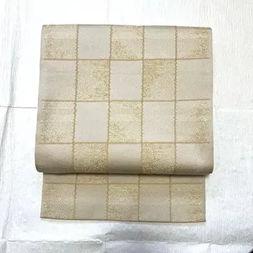 광택이 있는 베이지 계열 격자 무늬 후쿠로 오비