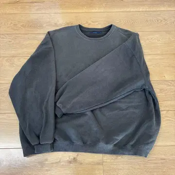 다크 그레이 크루넥 맨투맨