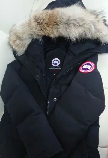[ 새상품급 ] Canada Goose 퍼 달린 블랙 다운 자켓 SP