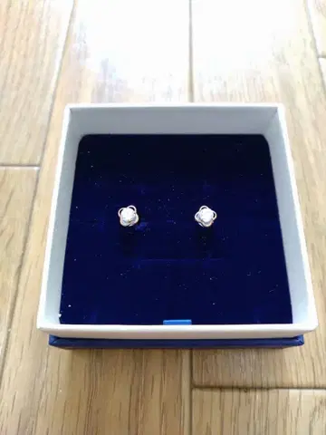 TSUTSUMI 꽃 모티브 큐빅 귀걸이