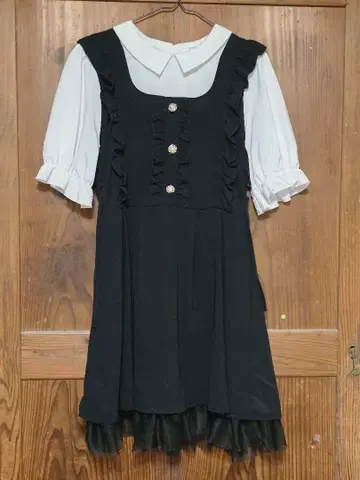 프릴 장식 블랙 무릎 기장 원피스