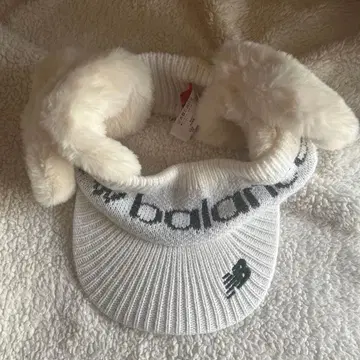 뉴발란스 화이트 니트 모자 바이저 포함 퍼 포함