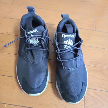 Reebok 블랙 스니커즈