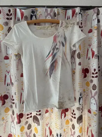 GOA 깃털 프린트 반팔 티셔츠