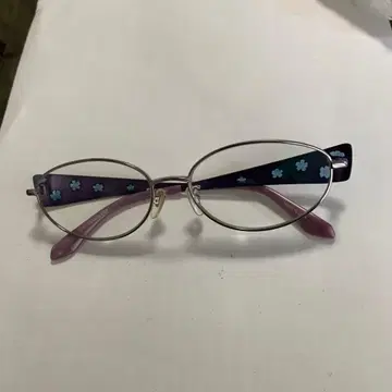 보라색 꽃무늬 안경