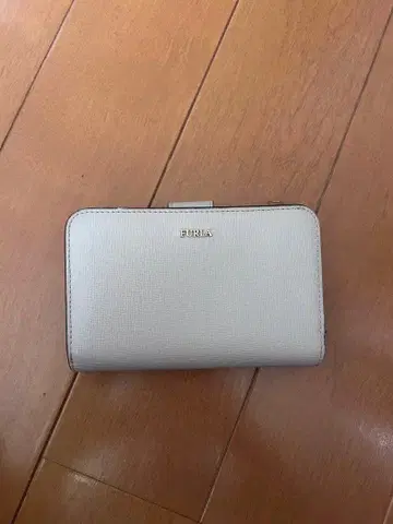 FURLA 화이트 접이식 지갑