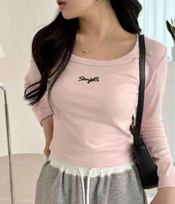 센터 로고 크롭 긴팔 T셔츠