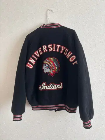 UNIVERSITY SHOP 블랙 바시티 자켓 인디언 모티브