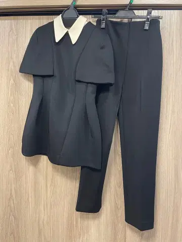 블랙 카라 부착 플레어 슬리브 셋업