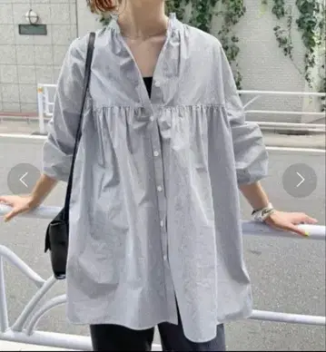 코튼 스트라이프 프릴 칼라 블라우스 블랙 베이스