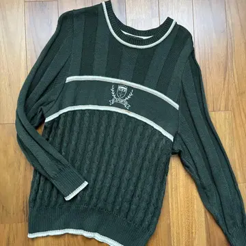 레리안 다크 그린 카키 케이블 짜임 모 100 긴팔 니트