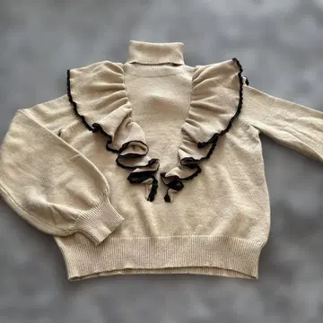 titty&co. 베이지 프릴 터틀넥 스웨터