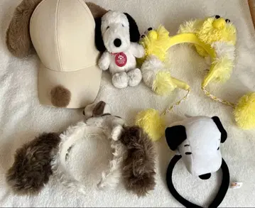 스누피 귀 달린 모자나 머리띠, 봉제 인형 세트.