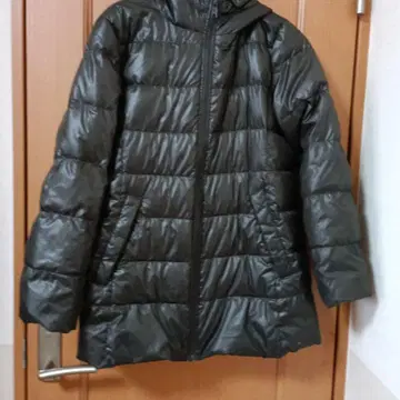 다크 그레이 후드 부착 다운 자켓