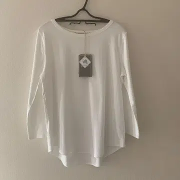 안나 케시 화이트 긴팔 티셔츠