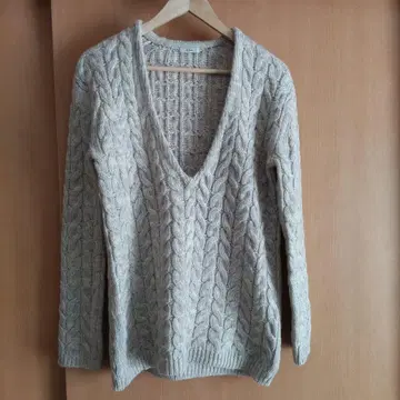 이에나 케이블 짜임 V넥 니트 풀오버