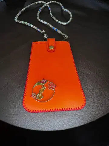 오렌지색 토끼 장식 스마트폰 숄더백