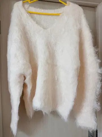 새상품 PIGALLE SHAGGY VNECK KNIT 스웨터