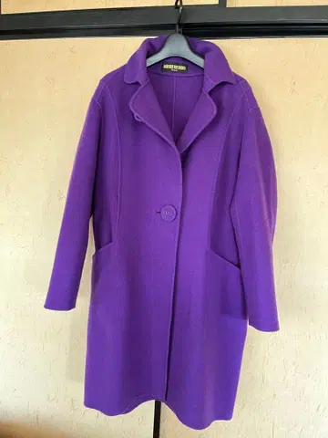 보라색 허리 리본 포함 롱 코트