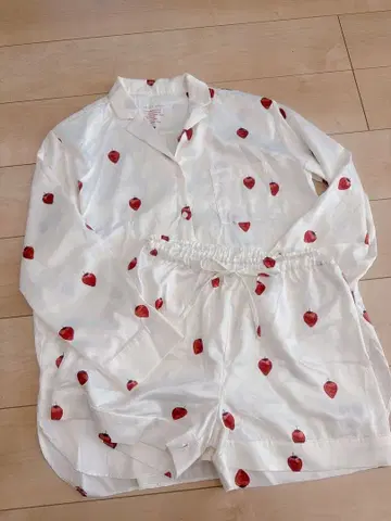 젤라피케 이치고 패턴 새틴 파자마 룸웨어