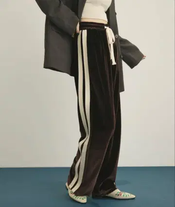 MERLOT 벨로아 트랙 팬츠 다크 브라운 벨벳 라인 팬츠