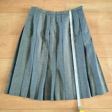 그레이 플리츠 스커트 무릎 기장 사이드 지퍼