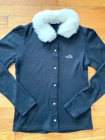 milk 블랙 가디건 퍼 포함 펄 조 하트 버튼