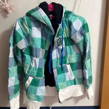 그린 계열 체크 후드 부착 후드티