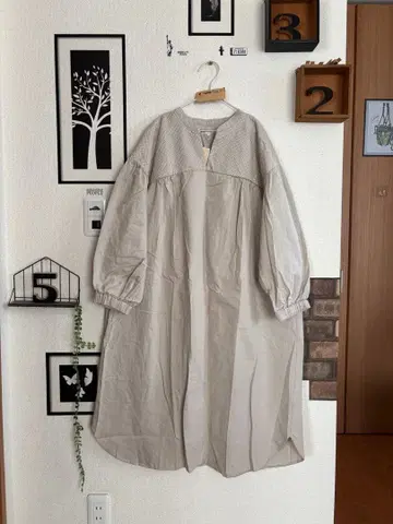 미사용 새상품 면울 요크 자수 스모크 원피스*베이지