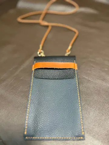 네이비 가죽 스마트폰 숄더백