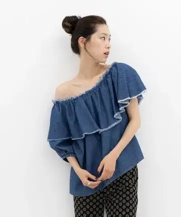 FREAK'S STORE 데님 프릴 원숄더 블라우스