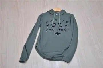 올리브 그린 후드 부착 후드티