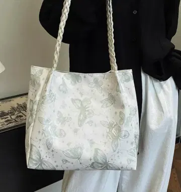 나비 프린트 화이트 숄더백
